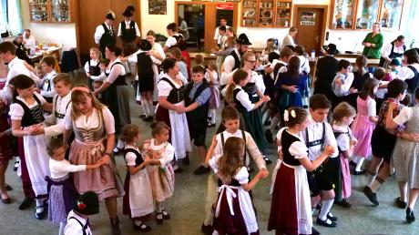 55 Kinder und Jugendliche nahmen zum Abschluss des Trachtenjahres in Irsingen am großen Jugendvolkstanz des Trachtenbezirks Mindelheim teil.