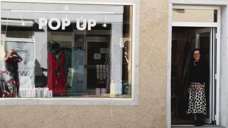 Constanze Pfaff von LA13 vor dem neuen Pop-Up-Store im ehemaligen "Krempels" in Dießen.