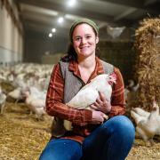 Anna Ostermeier vom Hasenberghof in Adelsried geht es um die Komplettvermarktung, um Henne, Hahn und Ei sowie um die Aufzucht und Produktion nach Bioland-Richtlinien.