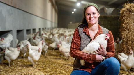 Anna Ostermeier vom Hasenberghof in Adelsried geht es um die Komplettvermarktung, um Henne, Hahn und Ei sowie um die Aufzucht und Produktion nach Bioland-Richtlinien.