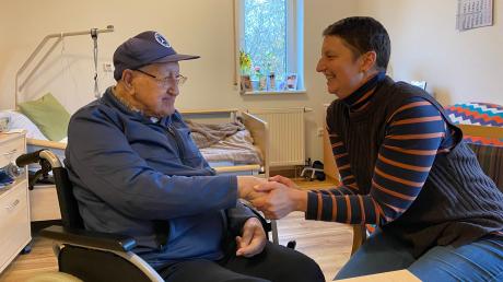 Einmal pro Woche besucht Ruth Briglmeir Johann Bergmüller, der im Seniorenheim Bertoldsheim lebt. Der 92-Jährige ist nach dem Tod seiner Frau sehr einsam, freut sich daher umso mehr über die gemeinsame Zeit mit der Hospizbegleiterin. 