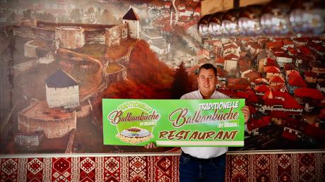 Das Restaurant "Traditionelle Balkanküche by Belmin" öffnet am 1. Dezember. Das Wandbild im Hintergrund zeigt seine Heimatstadt Tesanj in Bosnien und Herzegowina. 