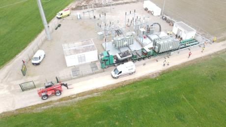 Das Umspannwerk der Energiebauern Sielenbach hat einen zweiten Transformator bekommen. Er wurde am Freitagvormittag geliefert.