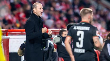 Trainer Jess Thorup versuchte, seiner Mannschaft in der Schlussphase taktisch zu helfen, doch kurz vor dem Ende kassierte der FC Augsburg doch noch den Ausgleich. 