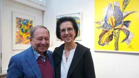 Gastgeberin Barbara Hintermair und Jubiläumskünstler Franz Reißner freuen sich über die gelungene Vernissage in der „Wintergartengalerie“ des Rieder Modehauses.
