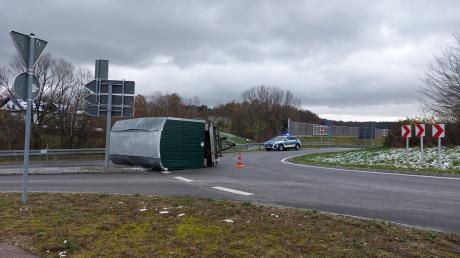 Im Kreisverkehr in Adelzhausen, der zur A8 führt, ist ein Planwagen umgekippt.