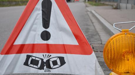 Im Kreisverkehr in Holzheim sind zwei Autos zusammengestoßen. Eine 18-jährige Autofahrerin erlitt vermutlich leichte Verletzungen.  