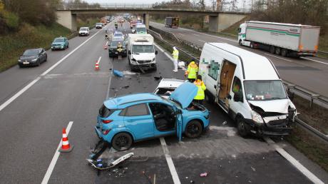 In einen Unfall auf der A9 Richtung München waren am Montagfrüh sechs Fahrzeuge verwickelt. Eine Person wurde leicht verletzt.