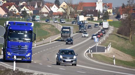 Auf der B25 zwischen Hoppingen (im Hintergrund) und Harburg haben sich zwei junge Autofahrer augenscheinlich ein Rennen geliefert.
