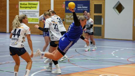 Spitzenspiel: Im Hinspiel siegten Katrin Winter (am Ball) und die Handballerinnen des Kissinger SC gegen Niederraunau. 