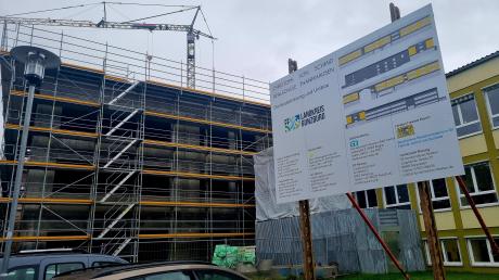 Der Rohbau der Christoph-von-Schmid-Realschule in Thannhausen ist fast fertig. Letzte Dacharbeiten sind noch im Gange.