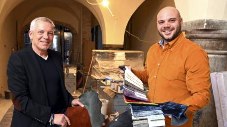 Vito und Marco Ruggeri (v.l.) stehen in ihrem neuen Lokal in der Augsburger Maximilianstraße und suchen für die Einrichtung Stoffe aus. Das Ombretta wird voraussichtlich im Februar öffnen.