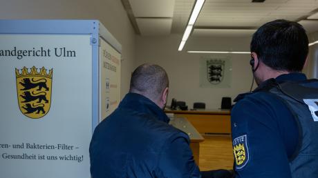 Ein Justizbeamter führt den 41-Jährigen in den Verhandlungssaal im Landgericht Ulm. 