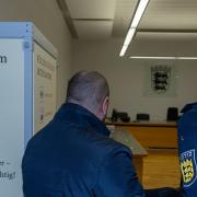 Ein Justizbeamter führt den 41-Jährigen in den Verhandlungssaal im Landgericht Ulm. 