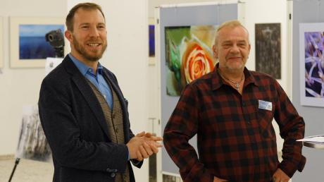 Das Bild zeigt Bürgermeister Thomas Heydecker (links) und Vorsitzenden Thomas Schneid bei der Ausstellungseröffnung der Film- und Fotofreunde Oettingen .
