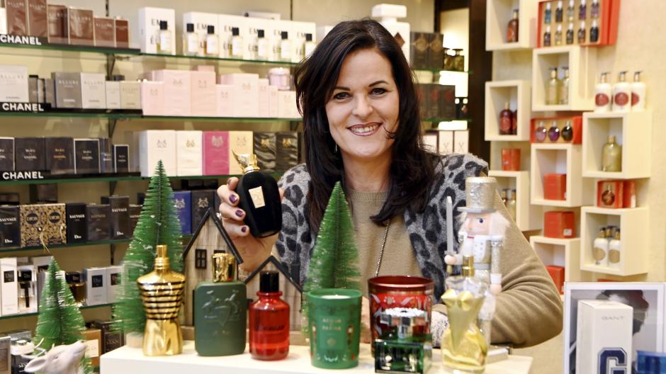 Andrea Kunzmann, Chefin der Parfümerie Haberstock in der Annastraße, blickt zuversichtlich auf das Weihnachtsgeschäft.                                