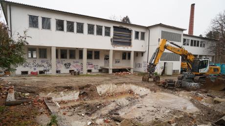 Die Abbrucharbeiten auf dem Neusa-Gelände an der Aichacher Flurstraße haben begonnen. Zwei Nebengebäude sind schon abgetragen.