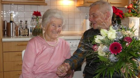 Zu ihrem 100. Geburtstag freute sich Barbara Wiedemann sehr über den Besuch von Altenstadts Bürgermeister Wolfgang Höß.