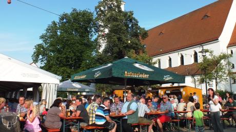 Das Stadtfest hat einen idyllischen Platz in Vöhringen. Zwischen Pfarrkirche, Wasserachse, Josef-Cardijn-Haus und Kirchplatz lockt die sommerliche Fete immer zahlreiche Menschen an.