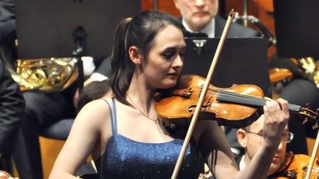 Brillant bei Sibelius: Die junge Geigensolistin, Anne Luisa Kramb, hier im wundervollen Zusammenspiel mit dem Staatlichen Sinfonieorchester Litauen. 