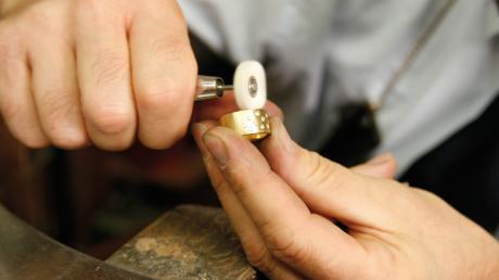 Einer der letzten Arbeitsschritte bei den Profis der Goldschmiede im Schlössle Neusäß: Der aus Altgold neu geschmiedete Ring wird poliert und sorgt als neues Schmuckstück für Freude. 