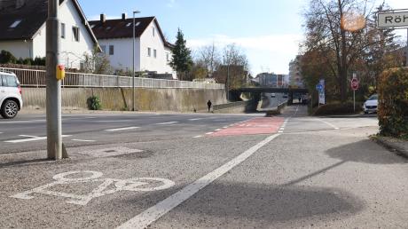 Kreuzungen wie diese machen das Radfahrer auf dem Radweg an der Altheimer Straße in Dillingen gefährlich, findet ein Mann, der gegen die Benutzungspflicht geklagt hat. 