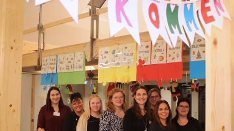 Die Erzieherinnen des Kinderhauses Kurland mit Leiterin Anne Bärthe (vierte von links), Vertretern des Elternbeirats und Kindergarten-Koordinatorin Corinna Nowka (zweite von rechts). 