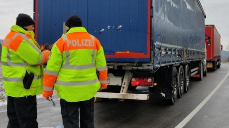 In der Nähe von Elchingen hat ein Lastwagenfahrer sein Fahrzeug auf dem Seitenstreifen der Autobahn verbotenerweise abgestellt, um dort Pause zu machen. 