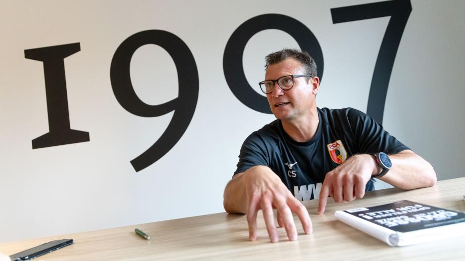 Claus Schromm, Cheftrainer beim Nachwuchs des FC Augsburg, liegt die fortschreitende Professionalisierung des Fußball-Nachwuchses am Herzen. 