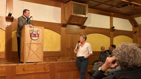 Landrat Thomas Eichinger und Hofstettens Bürgermeisterin Ulrike Högenauer diskutierten bei einer außerordentlichen Bürgerversammlung im Gasthof „Alte Post" über das Thema Flüchtlingsunterbringung in der Gemeinde.