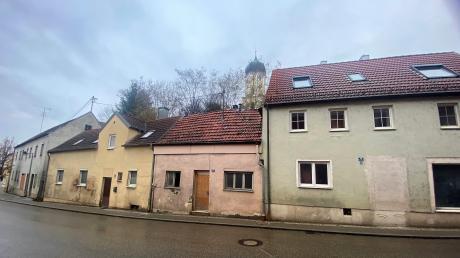 Der Anblick dieser vier alten Häuser in Burgheims Donauwörther Straße soll bald Geschichte sein. Der Startschuss zur Ausschreibung eines Teilnahmewettbewerbs fiel in der jüngsten Gemeinderatssitzung.
