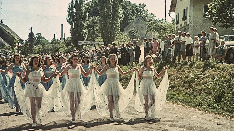Mit einem Festtag samt Umzug - im Bild eine Elfengruppe - feierten die Harburger am 7. August 1949 den 100. Jahrestag der Wiedererhebung zur Stadt.