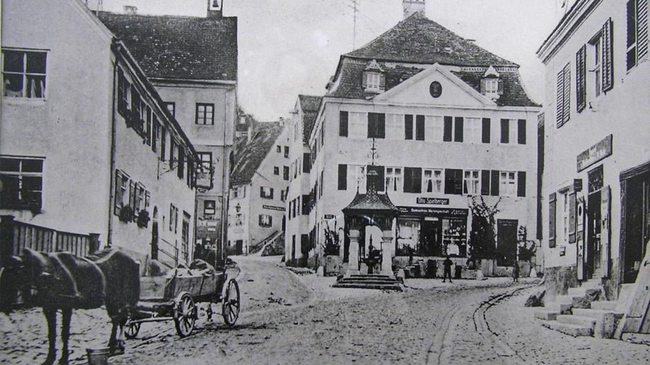 Alte Ansicht vom Marktplatz in Harburg mit dem früheren Brunnen, der 1931 entfernt wurde.