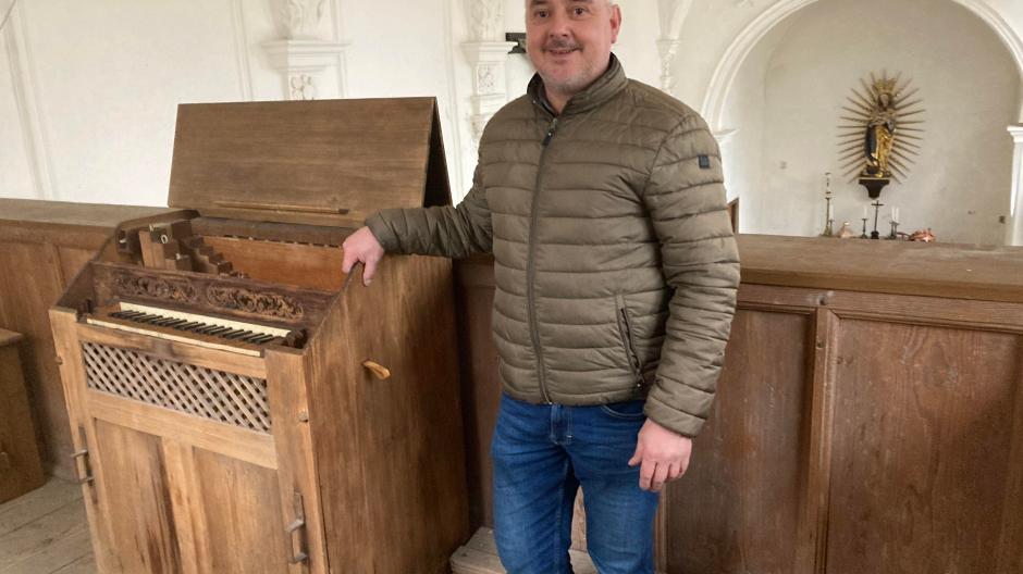 Nur wenige wissen, dass es in der Burgkapelle eine schwabenweit einzigartige Orgel gibt: eine Tragorgel in Truhenform. Kreisheimatpfleger Markus Fischer zeigt ihr "Innenleben".