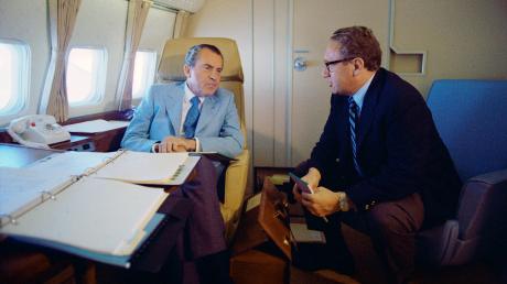 Der damalige US-Präsident Richard Nixon und sein Sicherheitsberater Henry Kissinger auf dem legendären Flug nach China 1972.