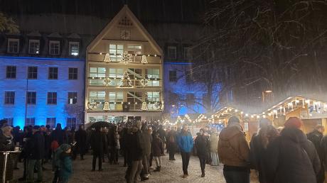 Mit Schnee und Licht ergab sich am Eröffnungstag eine wundervolle Adventsstimmung auf dem Bobinger Rathausplatz.
