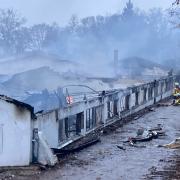 Auch am Morgen war in den durch das Feuer zerstörten Gewerbehallen in Schondorf noch vereinzelt Feuer zu sehen, weil dort befindliche schwer löschbare Akkus in Brand geraten waren.