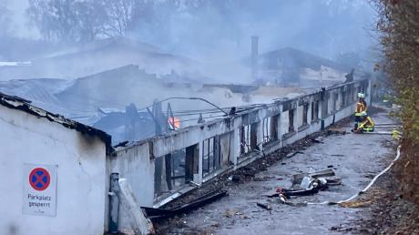 Auch am Morgen war in den durch das Feuer zerstörten Gewerbehallen in Schondorf noch vereinzelt Feuer zu sehen, weil dort befindliche schwer löschbare Akkus in Brand geraten waren.