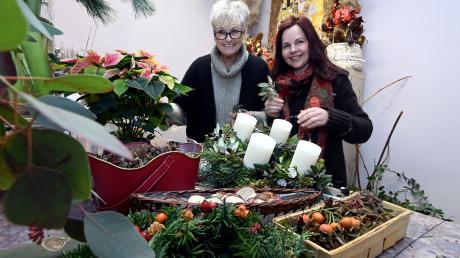 Karin Wolff-Wünsch (links) und Alexandra Fleschutz binden weihnachtliche Kränze in der Kreativblume in Steppach. Uns zeigen sie, wie aus günstigen Naturmaterialien Deko wird. 