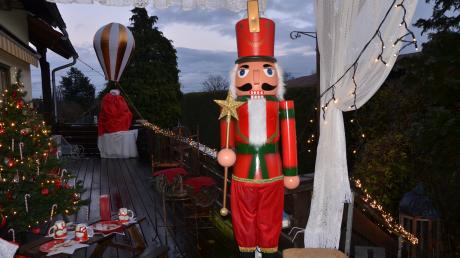 Der Nussknacker bewacht heuer den Eingang zur
Weihnachtsterrasse in Illertissen und leistet somit dem mit Ballon gelandeten Weihnachtsmann gute Gesellschaft.