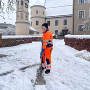 Alle Hände voll zu tun hatte am Freitagvormittag auch die Wertinger Bauhof-Mitarbeiterin Sabrina Egger beim Schneeräumen. 
