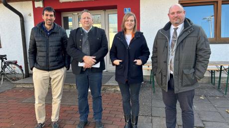 SPD-Bundestagsabgeordnete Carmen Wegge besuchte mit Bürgermeister Thomas Salzberger (2. v. li.), Dominic Jödicke (1. v. li.) und Stephan Mies die Erstaufnahmeeinrichtung in Kaufering.
