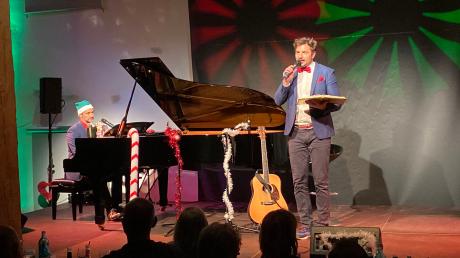 Lars Redlich verzauberte mit viel komödiantischem Tiefgang das Publikum im Zehntstadel bei seiner  Weihnachts-Comedy-Show „Lars Christmas“.