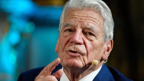 Der ehemalige Bundespräsident Joachim Gauck kritisiert die Debatte um ein AfD Verbot als unsinnig.