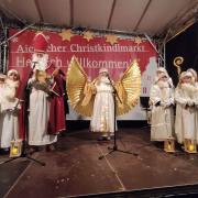 Das Christkind (Celine Beck) mit seinen großen goldenen Flügeln war der Mittelpunkt auf der Bühne des Aichacher Christkindlmarktes. Der Nikolaus (Franz Achter) stimmte die Besucher auf die Adventszeit ein.