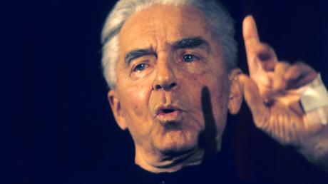 Der österreichische Dirigent Herbert von Karajan gerät wegen seiner Rolle in der NS-Zeit zunehmend in die Kritik. Das Theater Aachen verbannt seine Büste aus dem Foyer.