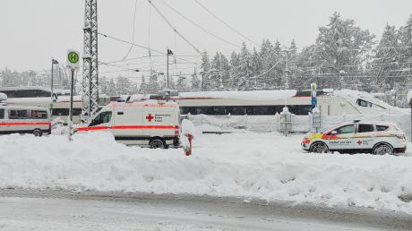 Der Euro-City München-Zürich strandete in Geltendorf. Unter anderem das Rote Kreuz versorgte die rund 150 Passagiere.