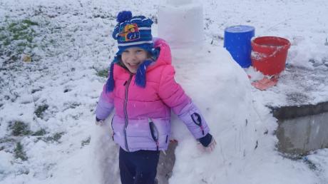 Nach den Schneefällen präsentiert sich auch der Landkreis Dillingen als Winterwunderland. Die vierjährige Linda aus Höchstädt hat mit ihrem Papa eine Schneehöhle gebaut. 