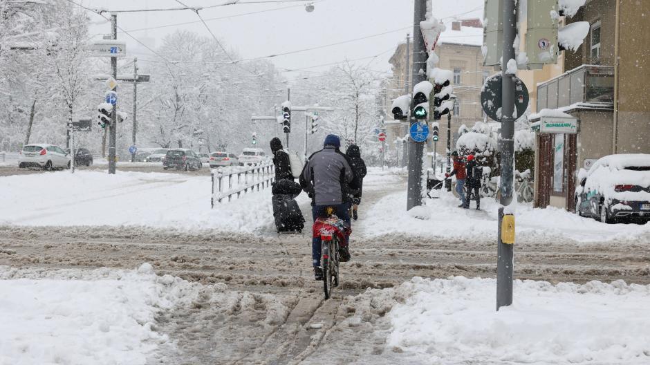 Die Schneemassen verwandelten Augsburg am Samstag in eine Matschlandschaft. Auch in der Innenstadt. Das ärgerte vor allem die Händler, die auf einen guten ersten Adventssamstag gehofft hatten.