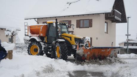 Die massiven Schneefälle am ersten Dezember-Wochenende machten den Bauhof-Mitarbeitern im Landkreis Aichach-Friedberg eine Menge Arbeit. So wie hier bei Aichach waren sie auch in der Marktgemeinde Pöttmes pausenlos im Einsatz.